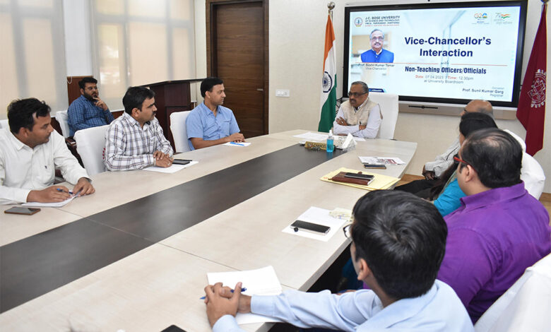 विश्वविद्यालय को 'पेपरलेस बनाने के लिए ई-ऑफिस प्रणाली को अपनाये: कुलपति प्रो. तोमर