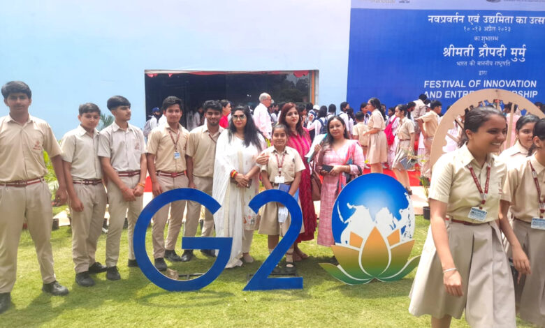राष्ट्रपति भवन में आयोजित फेस्टीवल ऑफ इनोवेशन एंड इंटरप्रेन्योरशिप में जीवा के छात्रों का शैक्षणिक भ्रमण