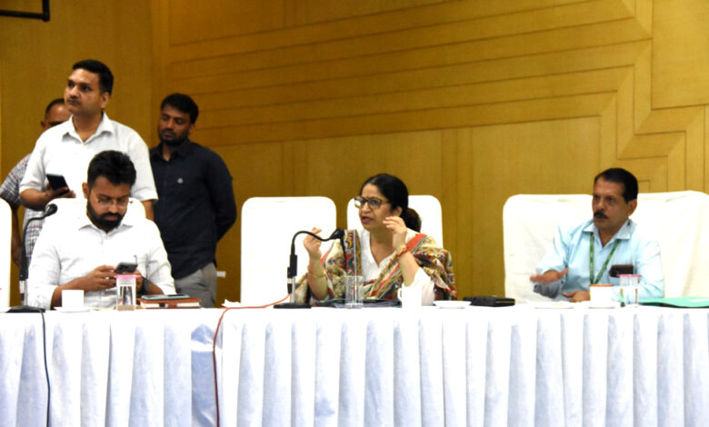 यूपीएससी की अंडर सेक्रेटरी समीक्षा ने परीक्षा के लिए ड्यूटी मजिस्ट्रेट, ट्रांजिट आफिसर व परीक्षा केंद्रों के अधीक्षकों और सुपरवाइजर को दिए सफल संचालन के टिप्स