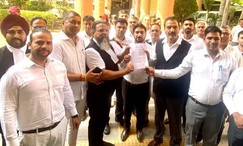समलैंगिक विवाह के विरूद्व वकीलों ने राष्ट्रपति व प्रधानमंत्री के नाम ज्ञापन देकर विरोध किया