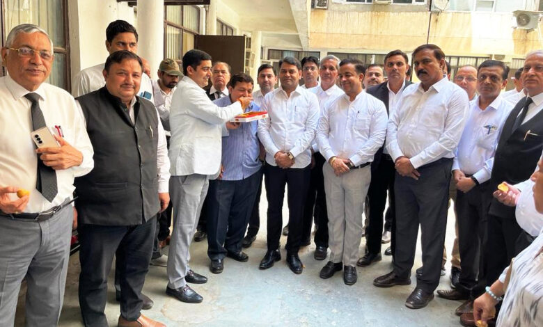 डा. आदिश के सुप्रीम कोर्ट बार एसो. के प्रधान बने पर फरीदाबाद में अधिवक्ता विकास वर्मा ने मिठाई बांटी