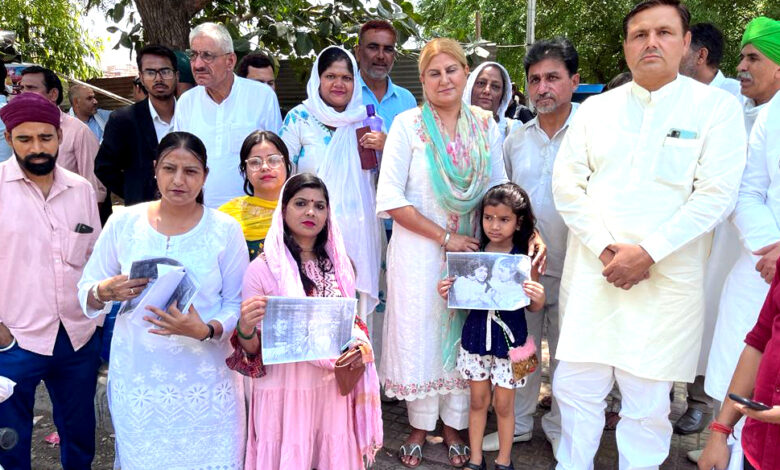 पहलवान बेटियों के समर्थन में इनेलो व बेटी बचाओ अभियान ने धरना प्रदर्शन कर जिला उपायुक्त को ज्ञापन सौंपा