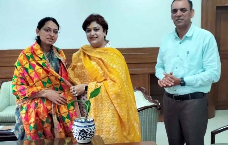 रंजीता मेहता ने पंचकूला की डीसी डा. प्रियंका सोनी से की मुलाकात