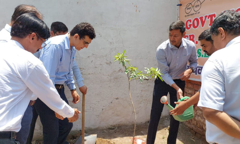 हरियाणा उदय अभियान" के तहत विश्व पर्यावरण दिवस के अवसर पर एसडीएम परमजीत चहल व जिला वन अधिकारी राजकुमार ने किया पौधारोपण