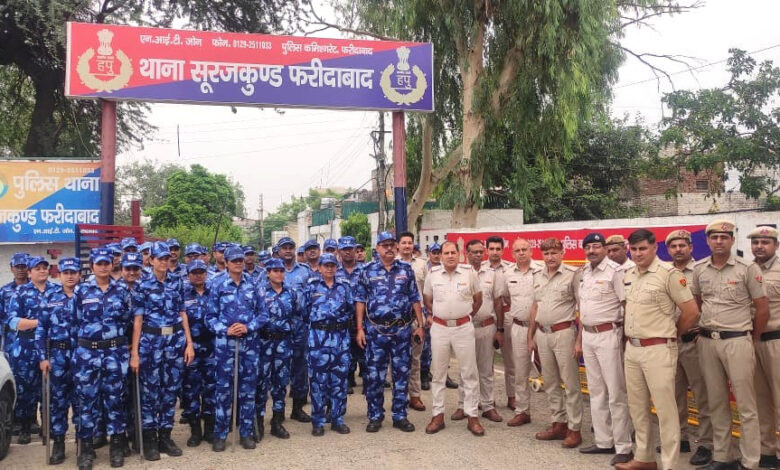 कानून व्यवस्था बनाए रखने के लिए इंस्पेक्टर बलराज व आरएएफ टीम ने गांव अनंगपुर एरिया में निकाला फ्लैग मार्च