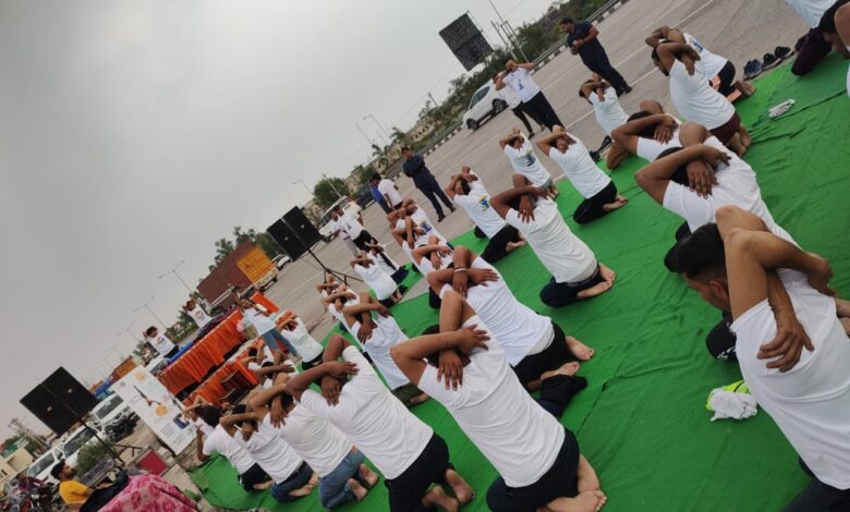 NHAI अधिकारियों और कर्मचारियों ने एनएच 44 पर मनाया अंतरराष्ट्रीय योग दिवस