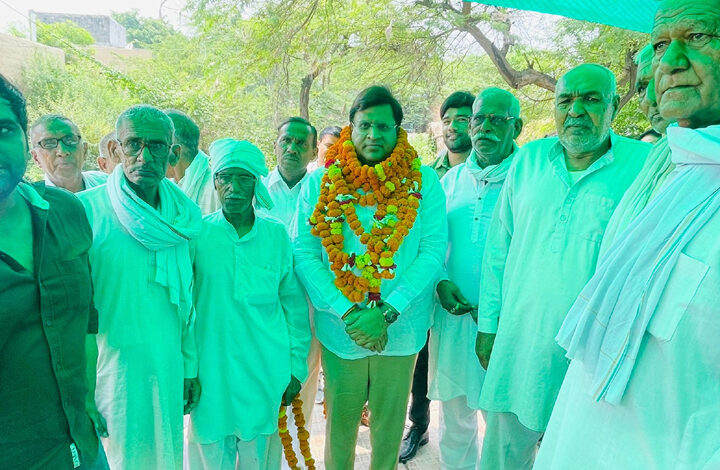 स्वर्ण पदक विजेता लोकेश राजपूत कों उनके गांव लढोली में सम्मानित करने पहुंचे पूर्व उद्योग मंत्री विपुल गोयल