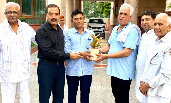 आरडब्लूए ब्लॉक डी2/ सेक्टर 10 का प्रधान बनने पर पूर्व मंत्री कर्ण दलाल न समर्थन देकर दी बधाई