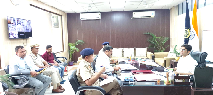 एडीसी आनन्द शर्मा की अध्यक्षता में हुई चिन्हित अपराध मामलों की समीक्षा बैठक