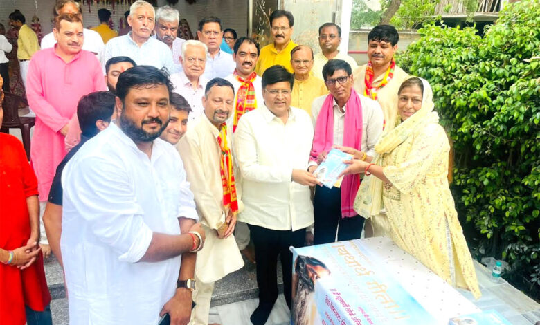 हरि मंदिर में मूर्ति स्थापना अवसर पर पहुँचे पूर्व उद्योग मंत्री विपुल गोयल