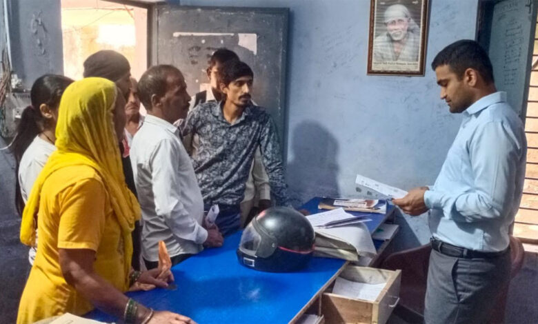 उपायुक्त विक्रम सिंह ने किया अजरौंदा पटवार घर का औचक निरीक्षण