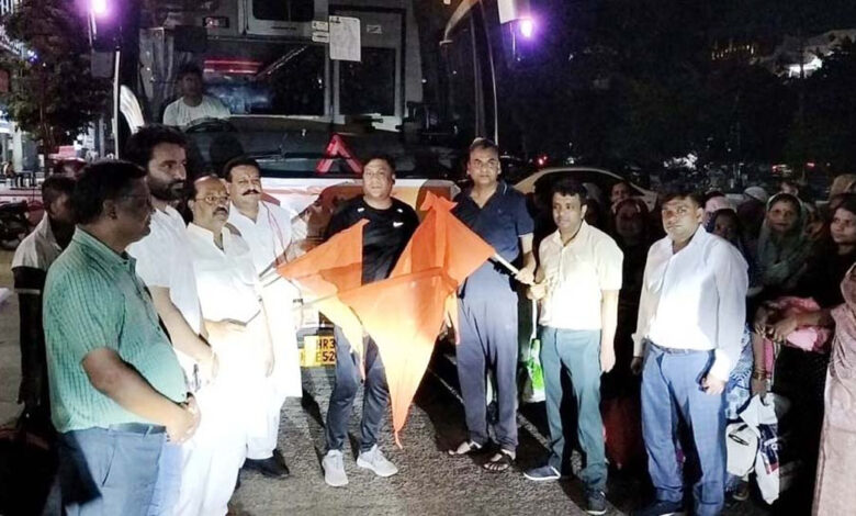 पूर्व उद्योग मंत्री के कार्यालय से हुई हरिद्वार के लिए बस रवाना