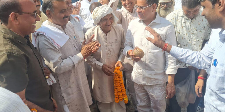 विधायक राजेश नागर ने शुरु कराया दो करोड़ की सडक़ का निर्माण