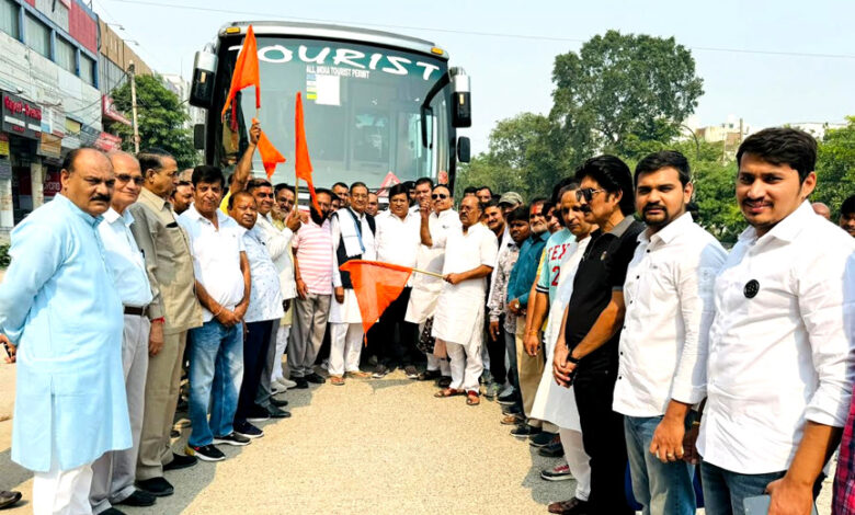 देश के यशस्वी गृह मंत्री अमित शाह के जन्मदिवस पर अयोध्या के लिए पूर्व मंत्री विपुल गोयल के कार्यालय से हुई दो बसे रवाना