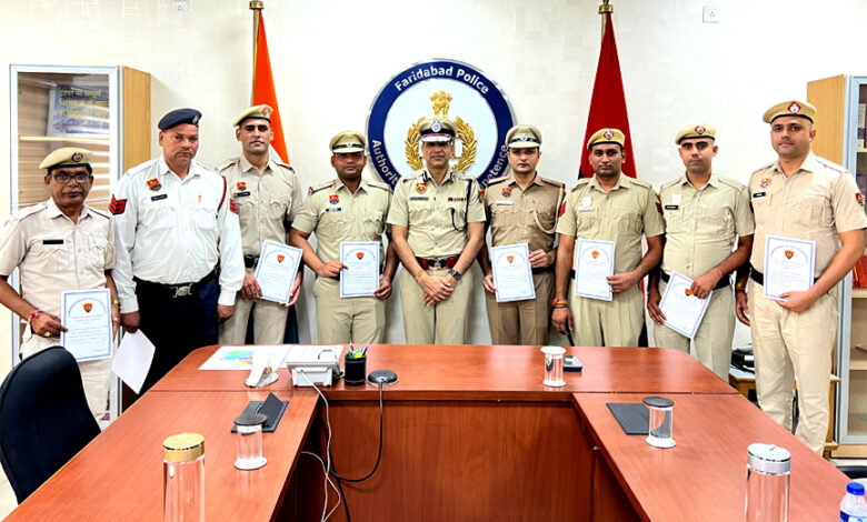 पुलिस आयुक्त राकेश कुमार आर्य ने 8 पुलिसकर्मियों को चुना "हीरो ऑफ द वीक" प्रथम श्रेणी प्रशंसा पत्र देकर किया प्रोत्साहित