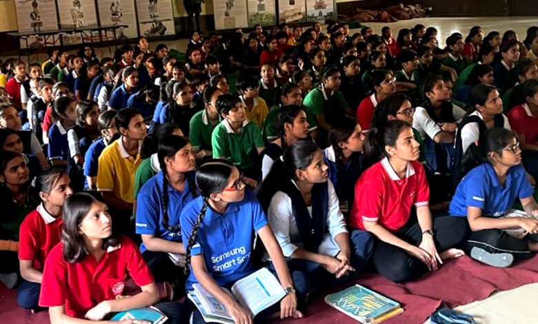 महिला थाना बल्लबगढ़ व दुर्गा शक्ति की टीम ने जवाहर नवोदय विद्यालय मोटूका में छात्राओं और अध्यापकों को महिला सुरक्षा, गुड टच बेड टच, महिला विरुद्ध अपराध, साइबर अपराध व नशा मुक्ति जागरूकता के लिए चलाया अभियान
