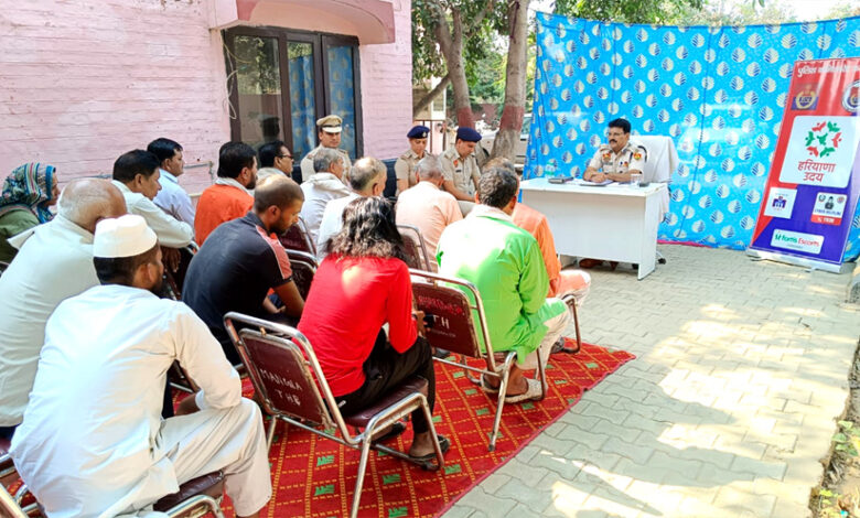 Under the leadership of DCP Ballabgarh Rajesh Duggal, the police made citizens aware about cyber crime, de-addiction, dial 112 and crimes against women.