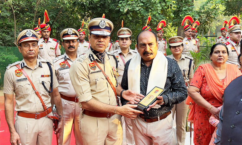 पुलिस आयुक्त राकेश कुमार आर्य ने पुलिस स्मृति दिवस के अवसर पर पुलिस के अमर शहीद जवानों को श्रद्धांजलि देकर किया नमन