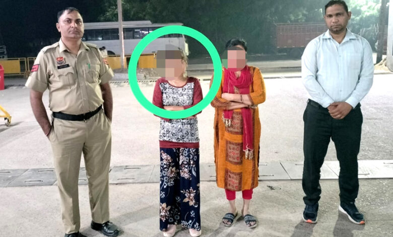 मां द्वारा पढ़ाई का दबाव बनाने के कारण नाराज होकर घर से निकली 18 वर्षीय युवती को क्राइम ब्रांच कैट ने तलाश कर सकुशल किया परिजनों के हवाले