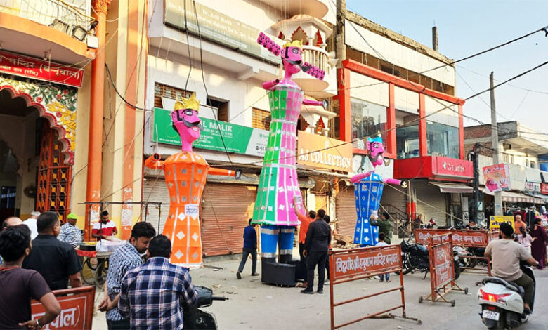 धू-धू कर जला रावण, हुई अधर्म पर धर्म की विजय