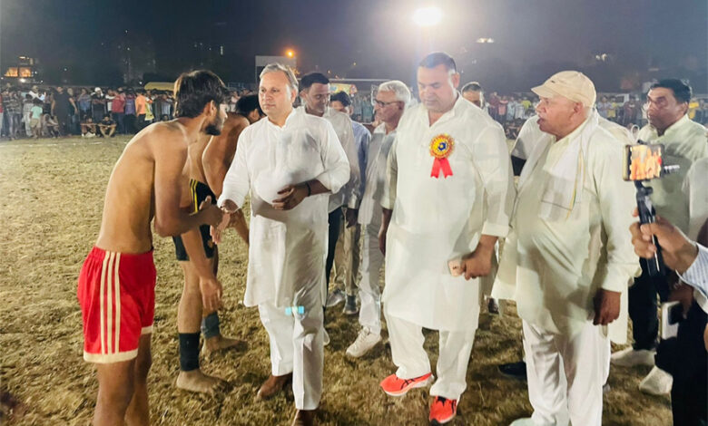 16 एफबीडी 31 फोटो केप्शन: खिलाडिय़ों से हाथ मिलाते हुए कांग्रेस के नेता विजय प्रताप सिंह