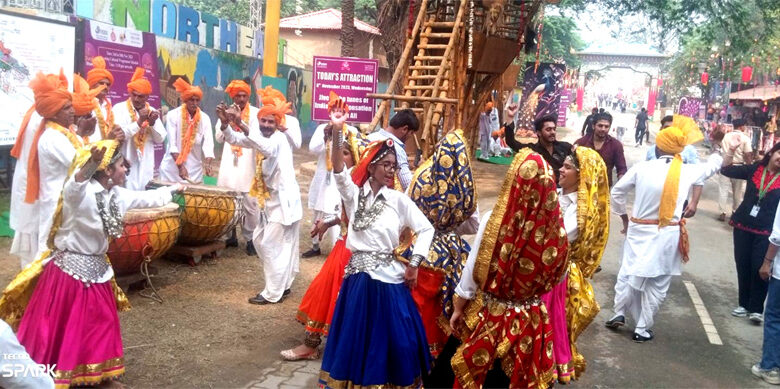 नगाड़ा की थाप पर थिरक रहे हैं सूरजकुंड दिवाली उत्सव में आने वाले पर्यटकों के पैर