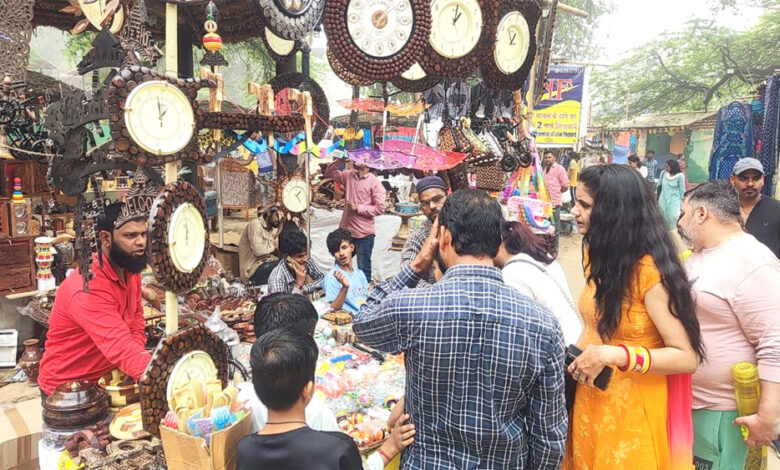 आकर्षण का केंद्र बना लकड़ी ऐसे बने बच्चों के खिलौनें और सजावटी सामान