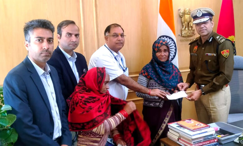 Police Commissioner Shri Rakesh Kumar Arya, under HDFC Bank policy, expressed his condolences to the family of deceased SPO Mohar Singh by presenting a check of Rs 50 lakh to the family.