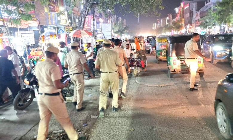 त्योहार के सीजन के चलते मार्किट में शॉपिंग के लिए आने वाले बेतरतीब तरिके से रोड़ पर वाहन पार्क करके यातायात कर देते है बाधित, आमजन को होती है परेशानी। वाहनों के काटे पोस्टल चालान।