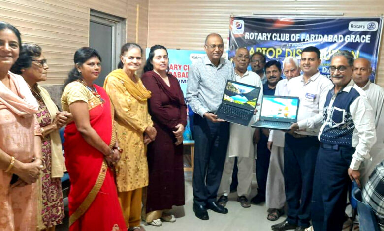रोटरी क्लब ग्रेस ने मानव कंप्यूटर सेंटर को प्रदान किए दो लैपटॉप
