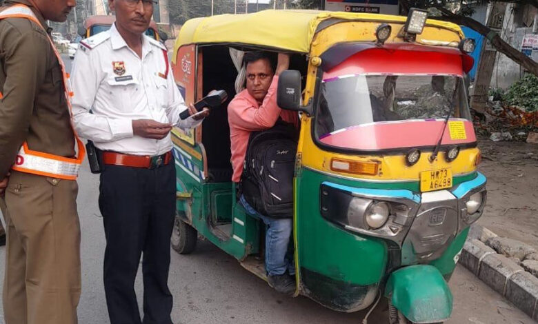यूनिक कोड नहीं लगाने तथा नियमों का उल्लंघन करने वाले ऑटो चालकों के खिलाफ यातायात पुलिस ने चलाया विशेष अभियान, 530 के काटे चालान तथा फरीदाबाद से बाहर के 97 ऑटो इंपाउंड