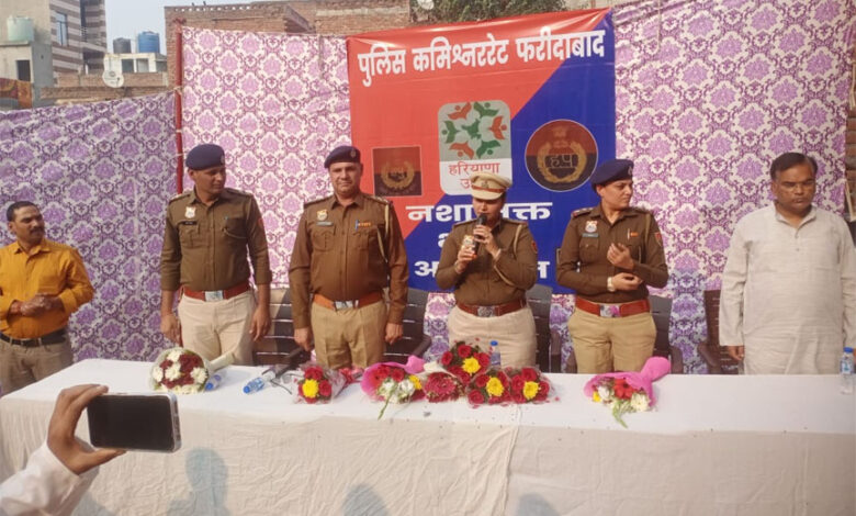 हरियाणा उदय कार्यक्रम के अंतर्गत सुराजकुंड, महिला थाना एनआईटी पुलिस और सीनियर सिटीजन सेल की टीम ने दयालबाग क्षेत्र में प्रवासी कामगारों को नशे के दुष्प्रभावों के बारे में जागरूक करने के लिए चलाया जागरूकता अभियान
