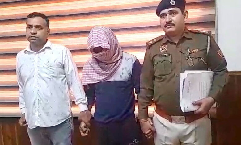 Crime Branch DLF arrested the accused in the case of murder of a young man by stabbing him in Tikona Park 10 days ago.