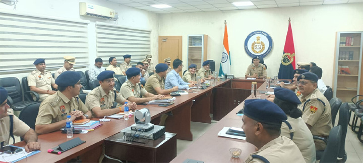 पुलिस आयुक्त श्री राकेश कुमार आर्य ने अपने कार्यालय के सभागार में ज्वाइंट सीपी श्री ओपी नरवाल सहित सभी डीसीपी, सभी एसीपी के साथ मीटिंग कर क्राइम एवं कानून व्यवस्था की समीक्षा कर आवश्यक दिशा निर्देश दिए।