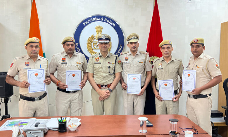 पुलिस आयुक्त राकेश कुमार आर्य ने 5 पुलिसकर्मियों को चुना "हीरो ऑफ द वीक" प्रथम श्रेणी प्रशंसा पत्र देकर किया सम्मानित, अपने कार्यालय में चाय पर चर्चा कर उनके कार्यों के बारे जाना, किया प्रेरित
