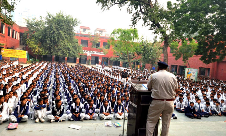 गवर्नमेंट गर्ल सीनियर सेकेंडरी स्कूल सराय में करीब 3000 छात्रों को यातायात नियम व साइबर अपराध के संबंध में किया जागरूक
