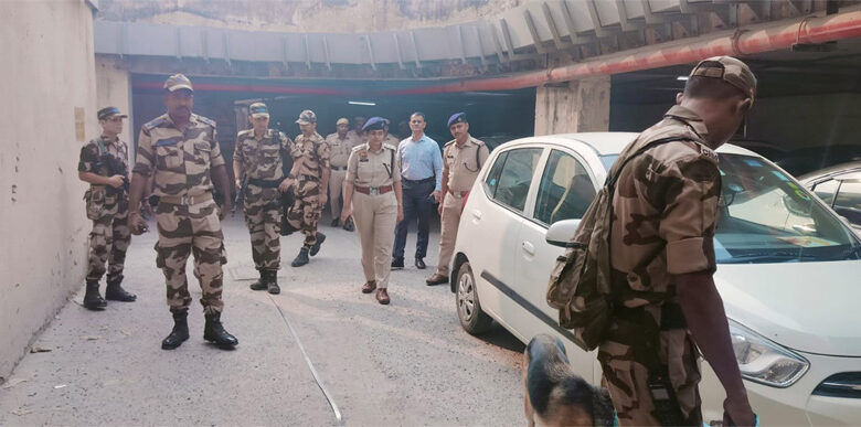 In view of security on Diwali, the team of Metro Police and Dog Squad conducted checking campaign at Metro Sarai and NHPC Chowk.